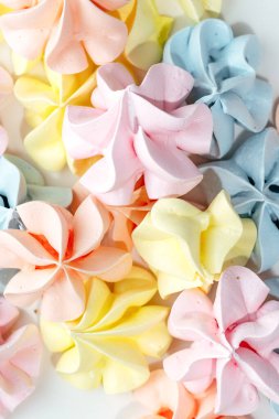 Beyaz arkaplanda çok renkli kremalar