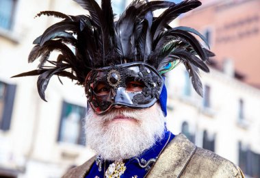 Tüylü maskeli, neşeli, olgun, beyaz bir erkek.