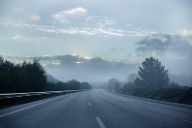 Şafak vakti sisli yol, sisli bir sabah karayolu.
