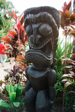 Büyük Kii ahşap oyma heykeli.