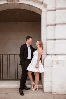 DIA, Detroit, MI 'da mermer kemerin altında gülümseyen nişanlı çift.