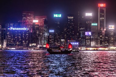 Çin hurda gemisi Hong Kong silueti ile geceleyin yola çıkıyor.