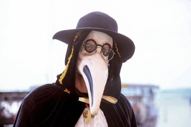 Gaga şapkalı ve gözlüklü veba doktoru maskesi.