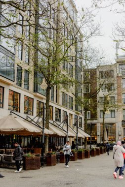 Kış Dekorasyonları ve Kafeleriyle Canlı Amsterdam Plaza