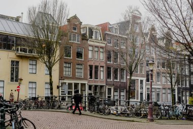 Bisikletli Klasik Amsterdam Kanal Evleri