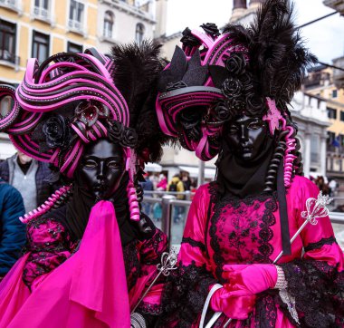 Pembe ve siyah tüylü Venedik karnaval kostümleri