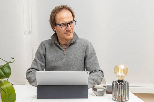 Профессионал в заботливой рабочей среде