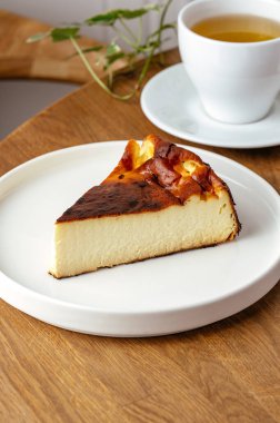 Çayla tabakta cheesecake