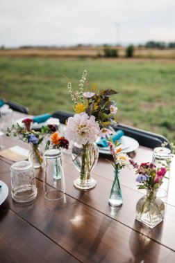 Dışarıdaki ahşap masada vazolar