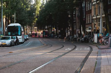 Amsterdam caddesinde tren rayları