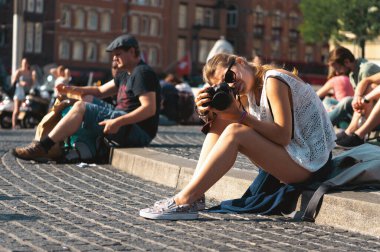 Amsterdam, Baraj Meydanı 'nda oturan genç kadın