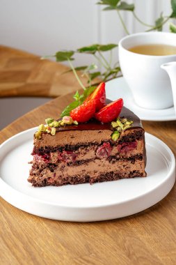 Krem ve taze çilek ile çikolatalı kek