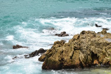Oaxaca 'nın Rocky Plajlarında çalkantılı Okyanus Dalgaları