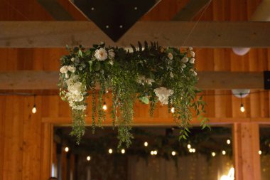 Tavandan sarkan köylü düğün çiçekleri