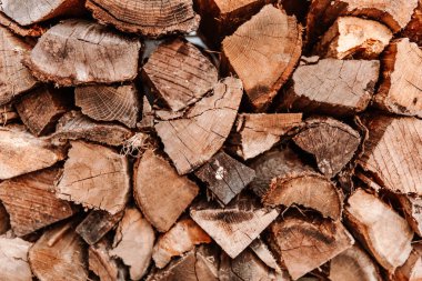 Doğranmış Odun Bir Şablon İçinde Yığılmış