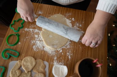 Şenlikli kurabiyeler için hamur topluyorum.