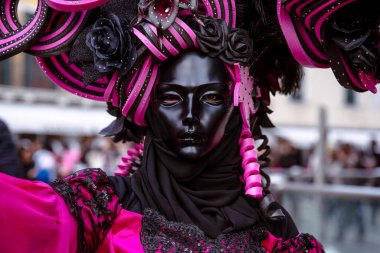 Karnaval 'da pembe ve siyah detaylarla süslenmiş kostüm ve maske