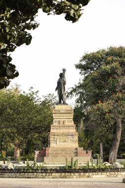 Oaxaca 'daki ağaçlar tarafından çerçevelenmiş Benito Jurez anıtı.