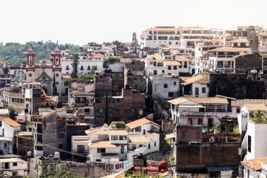 Taxco: Güneşli bir günde Meksika 'nın merkezindeki Koloni Beyaz Şehri