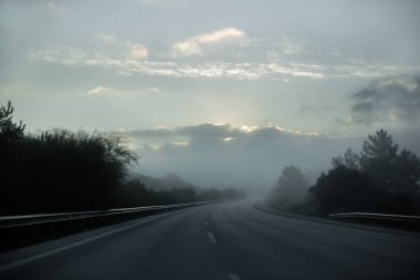 Şafak vakti sisli yol, sisli bir sabah karayolu.
