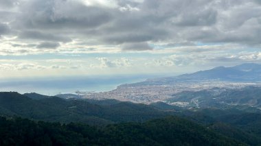Montes de Mlaga Malaga Doğal Parkı 'ndan şehre görüntü.