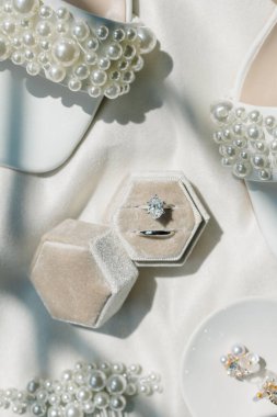 İnci topuklu ayakkabı, mücevher ve yüzük kutusu da dahil olmak üzere düğün aksesuarları..