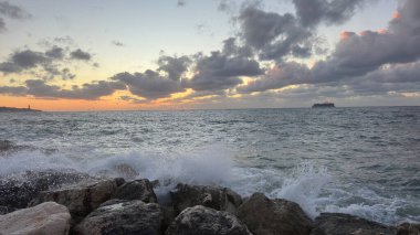 Dalgalar Malaga sahilindeki kayalara çarpıyor.