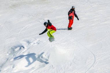 Dağ 'daki genç snowboardcuların çevresel yaşam tarzı.