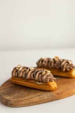 Beyaz arka planda fındıklı çikolata kreması doluyor.