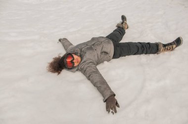 Genç bir kayakçının çevresel portresi. melek kanatları