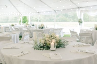 Çiçek süsü ve mumlarla şık bir düğün hazırlığı..