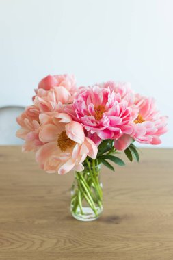 Vazoda taze kesilmiş şakayık buketi ile sakin bir hayat