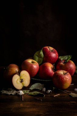 Koyu arkaplanlı kırmızı elmalara yakın çekim