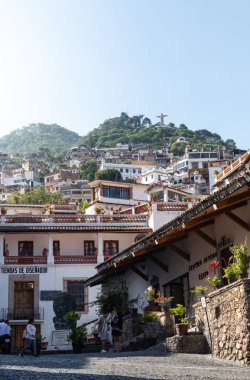 İnsanlar Meksika 'nın merkezindeki sömürge kasabasında dolaşıyorlar.