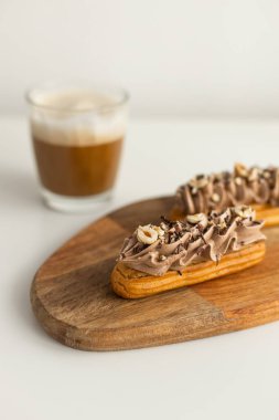 Ahşap tepside çırpılmış krema ve fındıklı yakın çekim Fransız ekini.