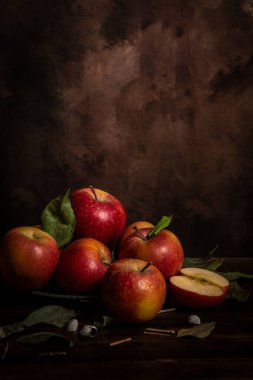 Koyu arkaplan ile kırmızı elmaların görüntüsü