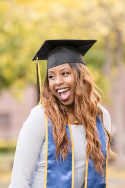 Mezuniyet şapkalı Afrikalı Amerikalı Kadın