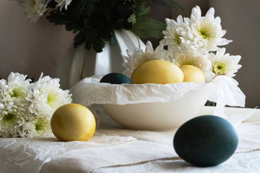 Doğal renkli yumurta ve çiçeklerle süslü Paskalya gösterisi..