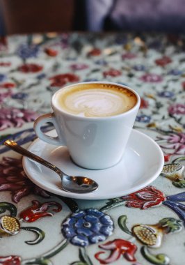 Sabah kahvesi renkli masada.