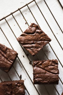 Çikolatalı kek parçaları soğuyor.