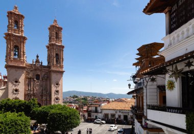 Santa Prisca ve Taxco, Meksika 'nın ana meydanı, mavi gökyüzünün altında.