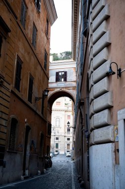 Roma 'da kemerli bir geçidi olan dar bir kaldırım taşı geçidi.