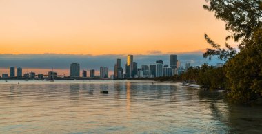 Günbatımı Biscayne Plajı manzaralı Miami silueti