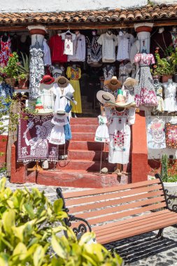 Geleneksel Meksika Souvernirs, elbiseler ve sombrerolar dahil