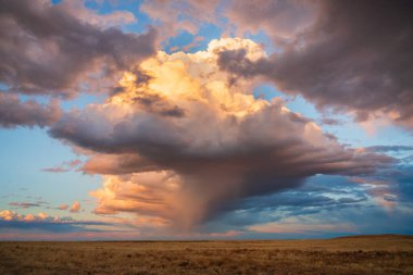 Colorado yüksek düzlüklerinde dramatik fırtına bulutları