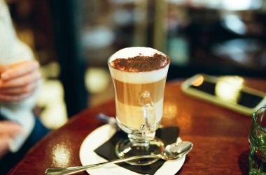 Paris 'teki kafede 35 mm' lik bir filmde kapuçino.