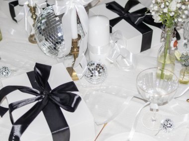 Siyah beyaz masa, akşam yemeği partisi disko topu hazırlıyor.