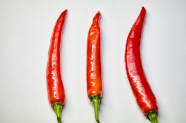 Beyaz arka planda taze kırmızı biber