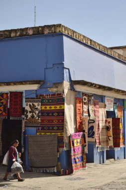 Oaxaca, Meksika. Oaxaca 'daki geleneksel pazarın dışında Meksikalı bir kadın