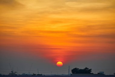 Günbatımı üzerinde şehir silüeti